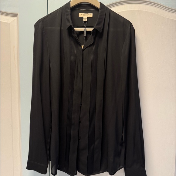 Burberry Women\'s Elegant Black silk Blouse. Brand new with tag.